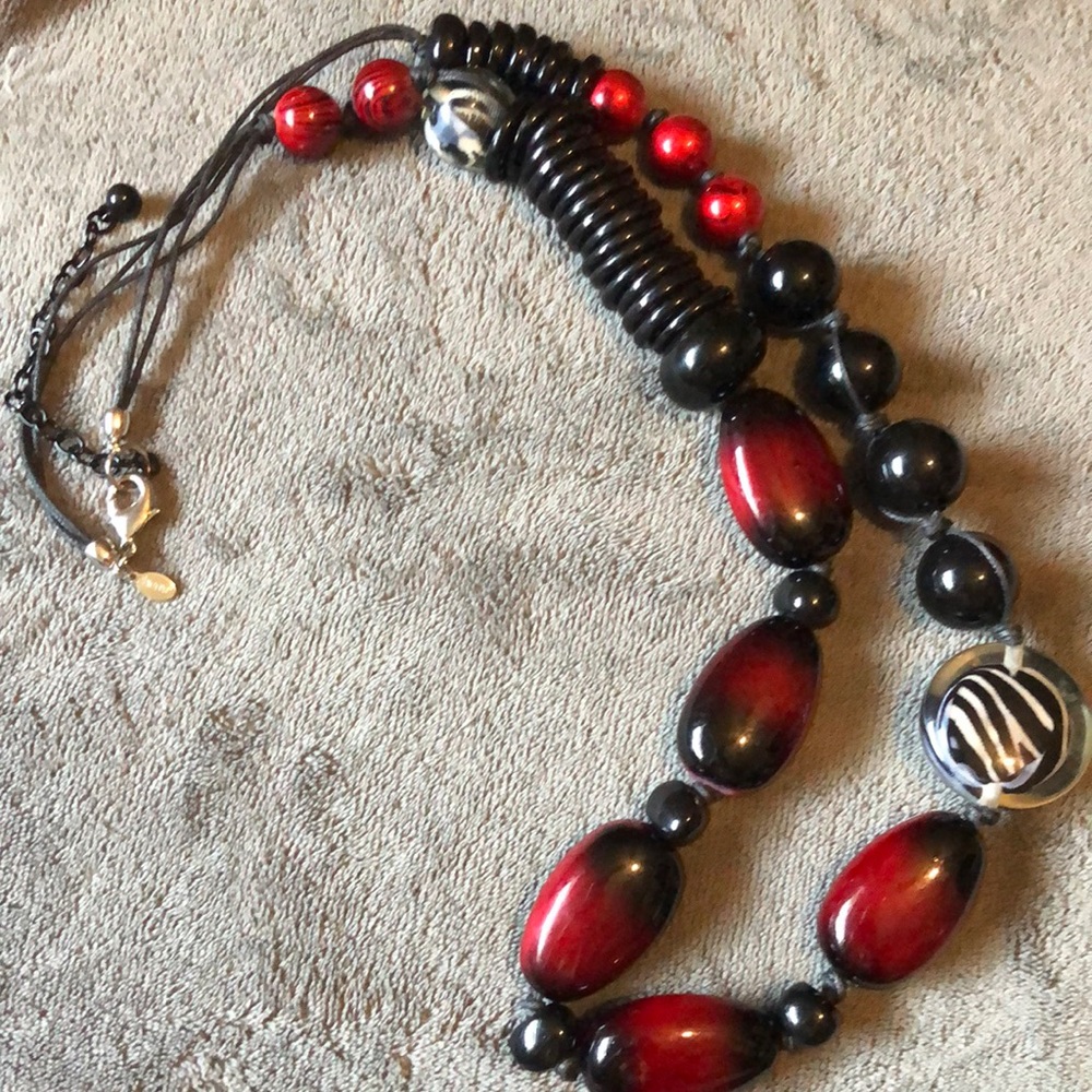 Chicos large beaded necklace with acrylic beads in red and black